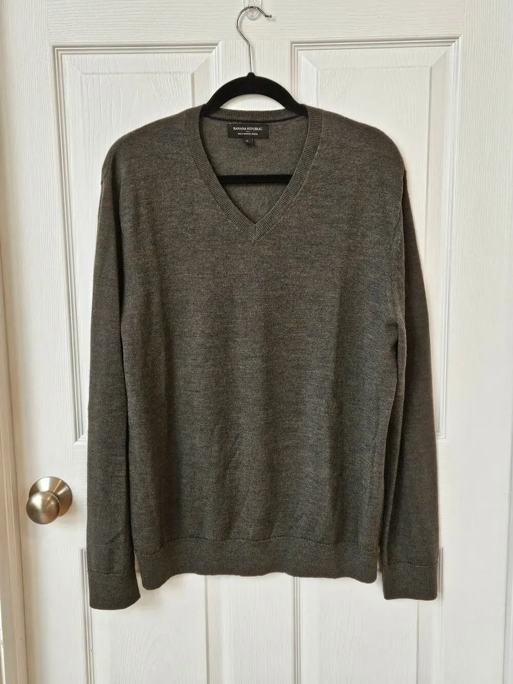 Banana Republic Men’s Large 100% Merino Wool V-Neck Sweater Olive Green